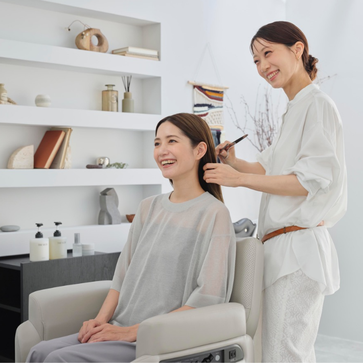 髪の相談をする女性