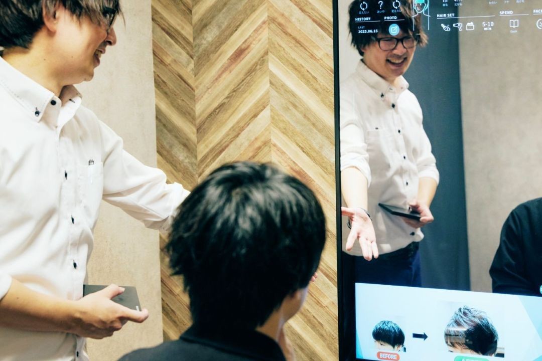 ECILAの機能・メリットを説明するスタッフの阿部さん